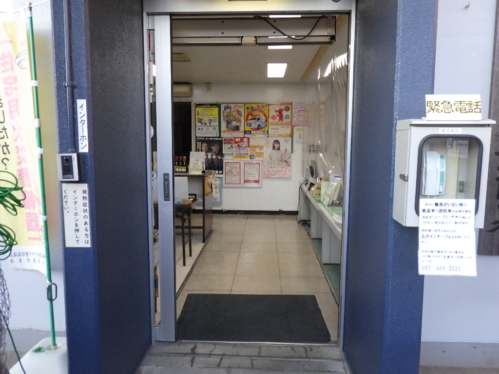 施設入り口の自動ドアの写真