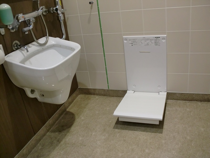 多目的トイレ（オストメイトと着替え台）の写真