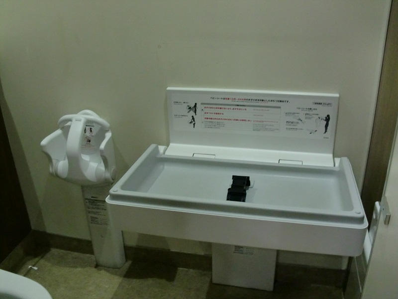 多目的トイレ（おむつ交換台）の写真