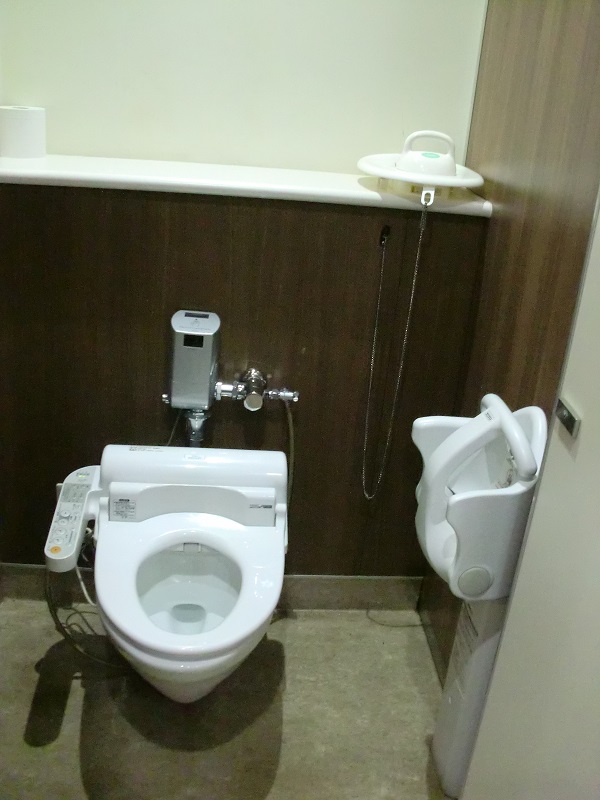 男性トイレ（内部）の写真